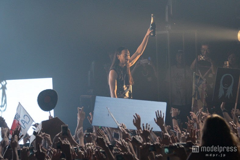 シャンパンを観客に向かってかけようとしているスティーヴ・アオキ