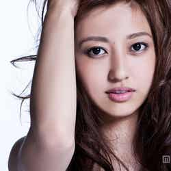 自信初の書籍「※写真はイメージです」(10月30日)を発売する菊地亜美