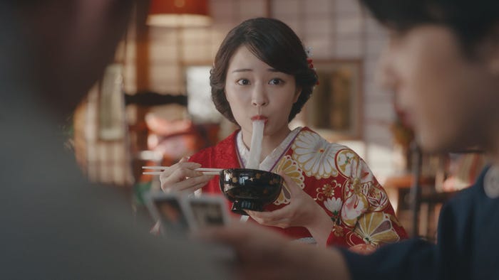 広瀬すず/「お正月を写そう 2022 チェキ・エモい写真」篇より(提供写真)