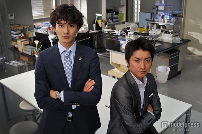 「ST 赤と白の捜査ファイル」で共演する(左より)岡田将生、藤原竜也(C)日本テレビ