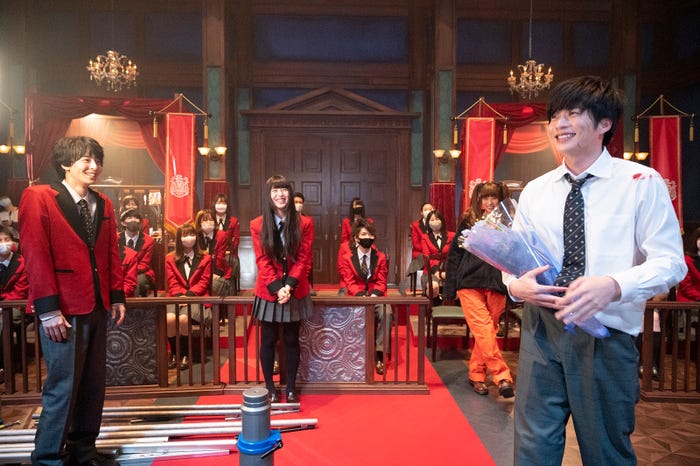 高杉真宙、浜辺美波、森川葵、田中圭(C)河本ほむら・尚村透/SQUARE ENIX(C)2021 「映画 賭ケグルイ2」製作委員会