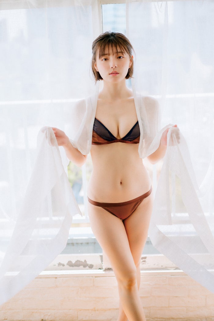 葉月つばさ、色白美谷間開放 チアガール姿披露