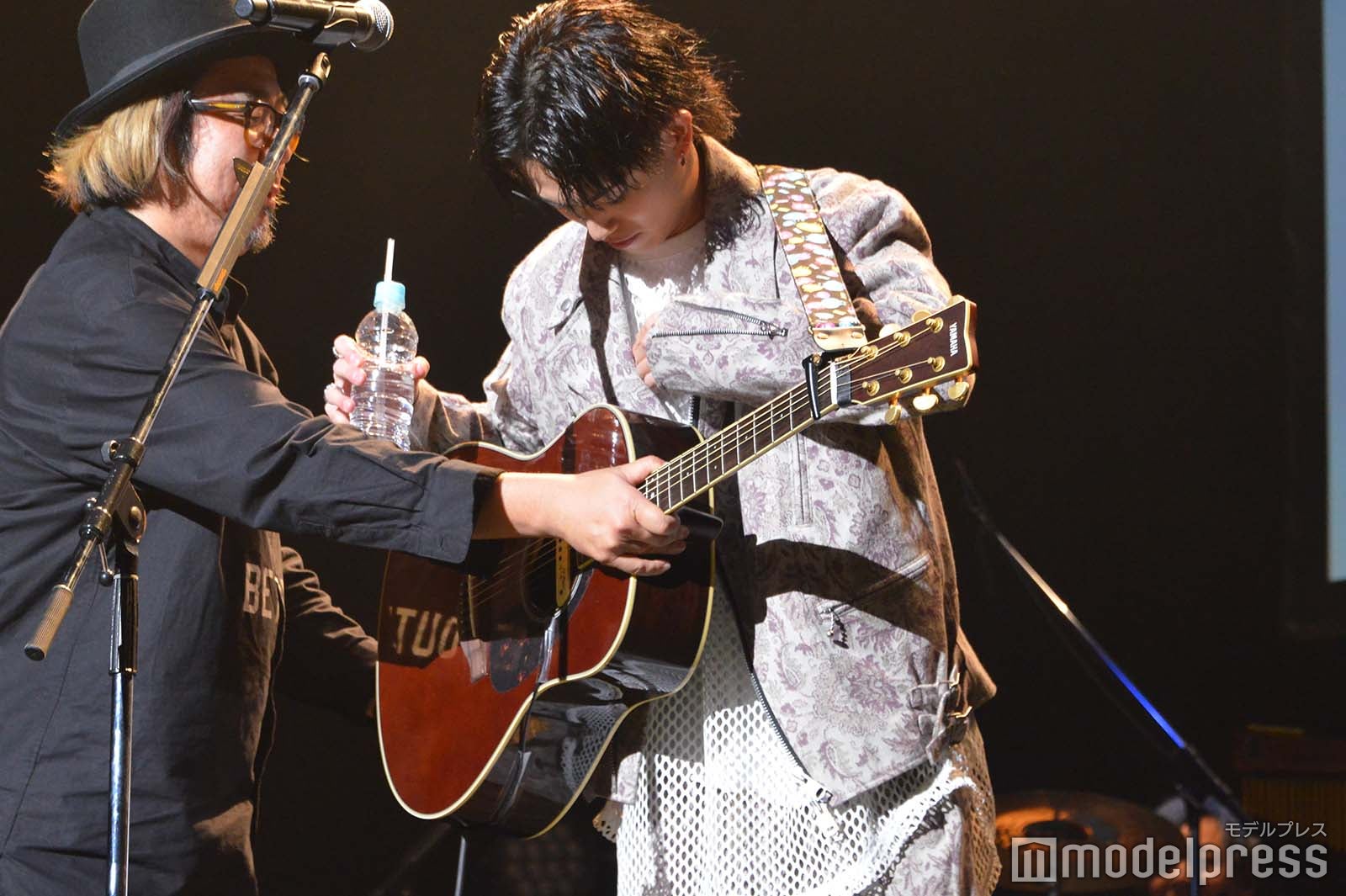 ギターの準備を手伝ってもらう綱啓永（C）モデルプレス