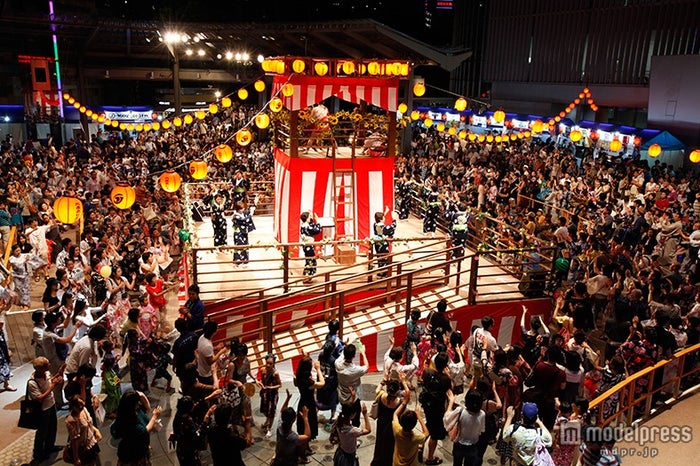 グルメ屋台も多数出店 過去最大規模の盆踊りでお祭り騒ぎ 女子旅プレス