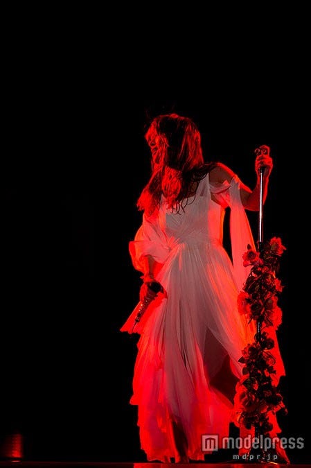 白の女神風スタイルの浜崎あゆみ