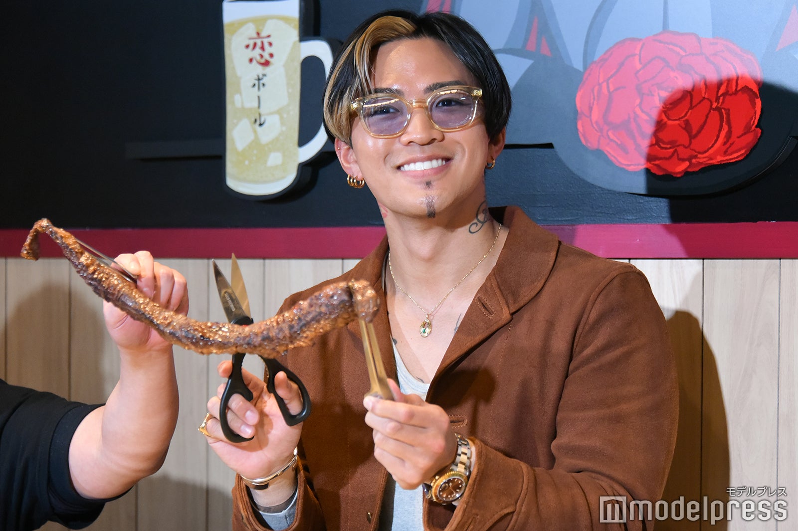 “ハラミカット”にニコニコな数原龍友（C）モデルプレス