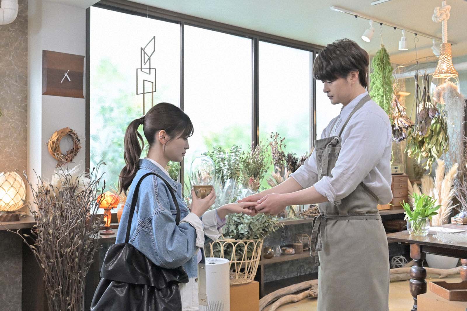 生見愛瑠、瀬戸康史「くるり～誰が私と恋をした？～」第3話より（C）TBS