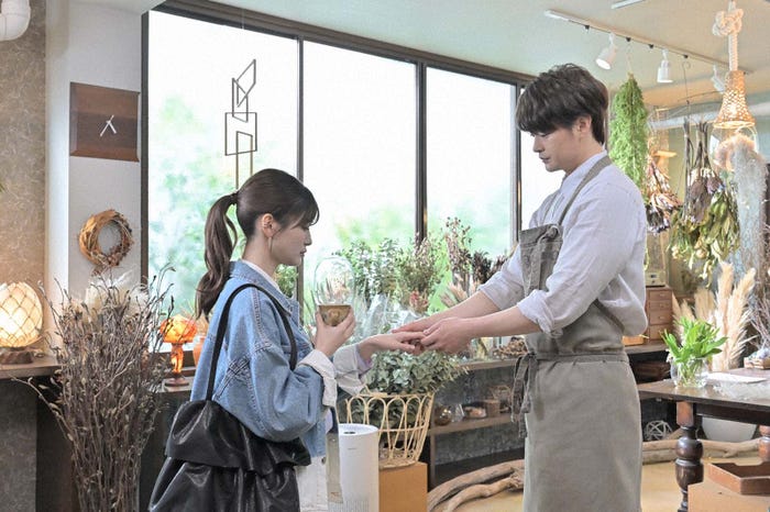 生見愛瑠、瀬戸康史「くるり~誰が私と恋をした?~」第3話より(C)TBS