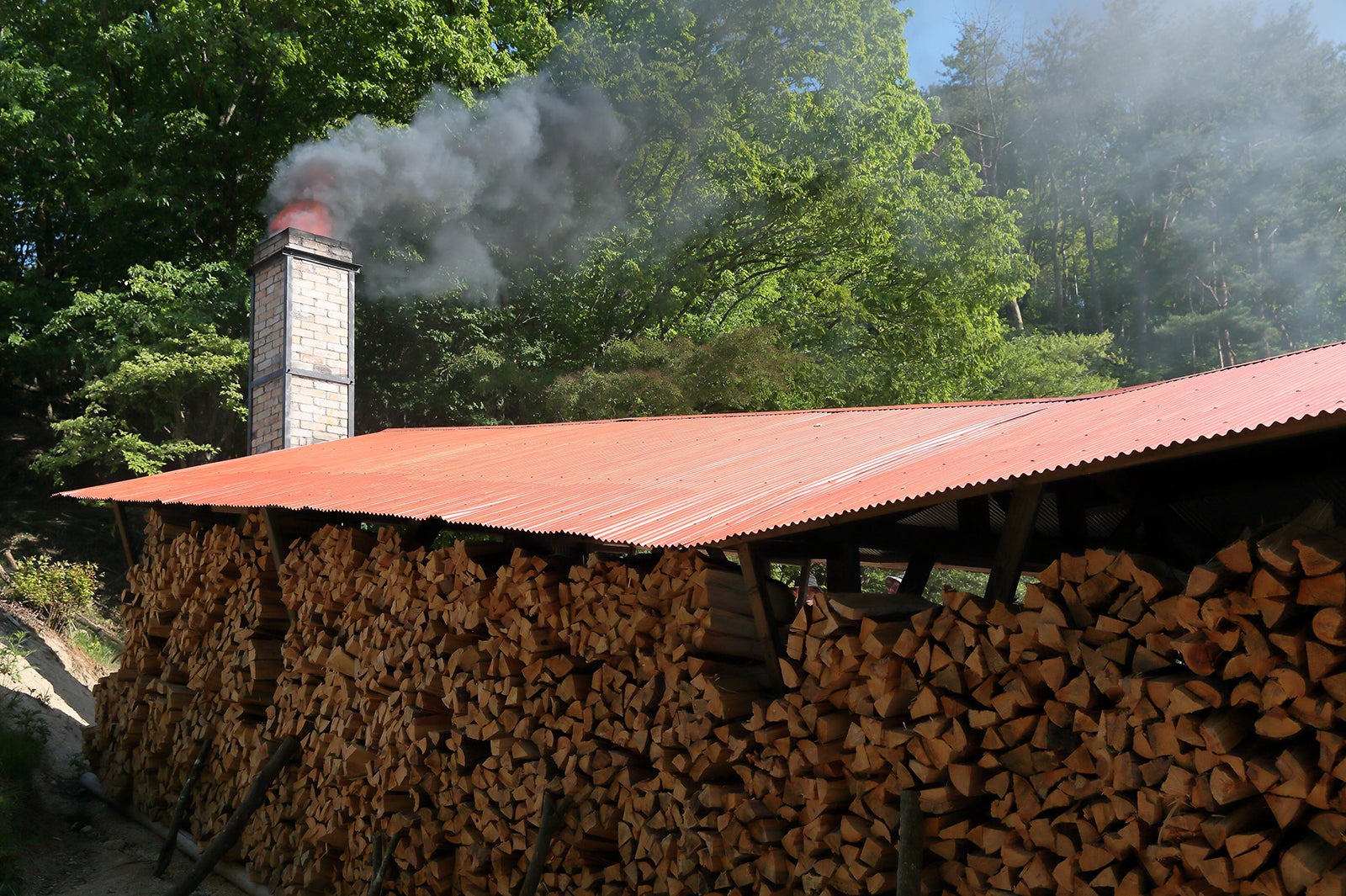 スカーレット窯（屋根）／ （C）NHK