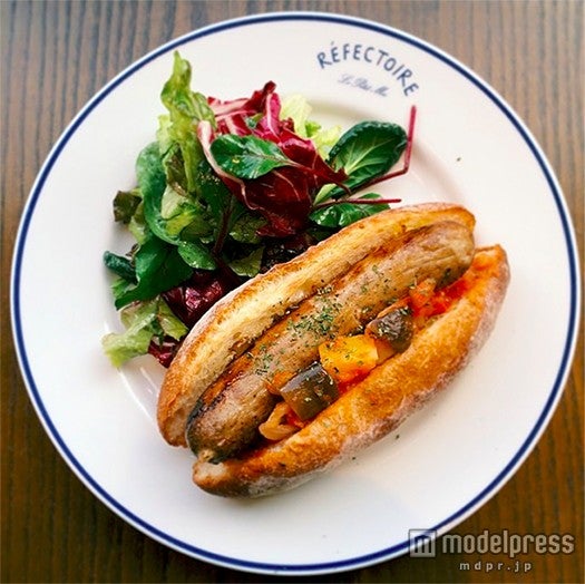 「自家製ソーセージとラタトゥイユのホットドッグ」／画像提供：Refectoire