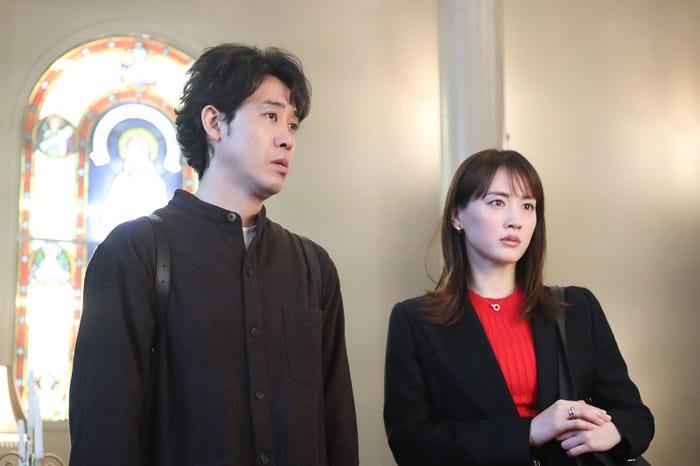 大泉洋、綾瀬はるか/「元彼の遺言状」第6話より(C)フジテレビ