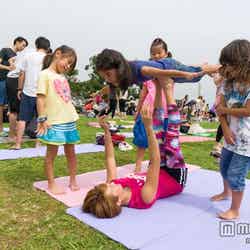 複数名で取り組むヨガも/画像提供:ヨガタウン