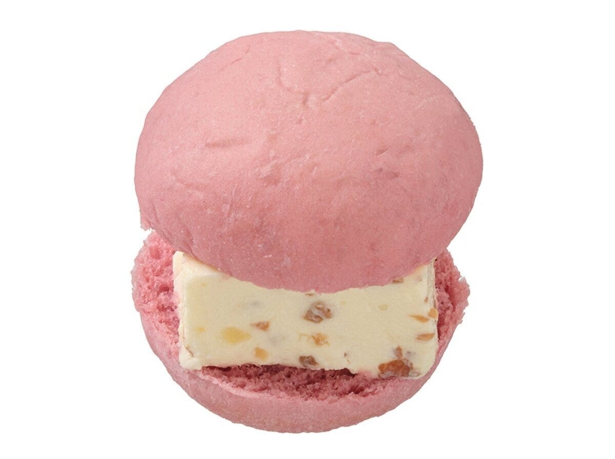 ピンクのブリオッシュでレアチーズクリームを挟んだスイーツバーガー