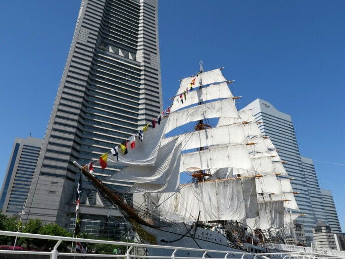 すべての帆を広げる総帆展帆（そうはんてんぱん）と国際信号旗を掲揚する満船飾（まんせんしょく）の様子（2016年4月29日撮影）