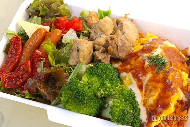 デラックスオムライスセット（東京オムレツ）／画像提供：太陽のマルシェ実行委員会