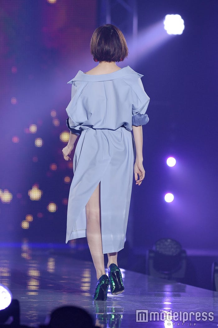 スリットから美脚チラリ/ベッキー(C)モデルプレス