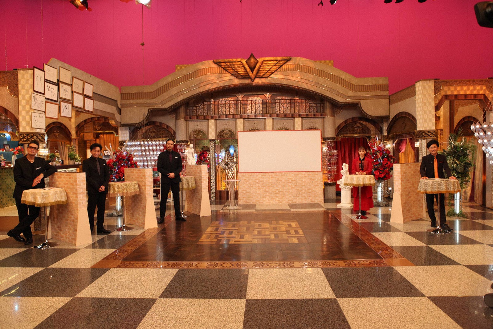 （左から）松岡昌宏、城島茂、長瀬智也、山本舞香、国分太一（C）フジテレビ