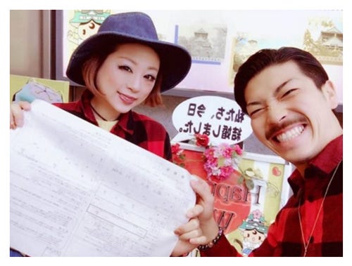 結婚を発表した家村マリエとお相手の2ショット/公式ブログ(Ameba)より