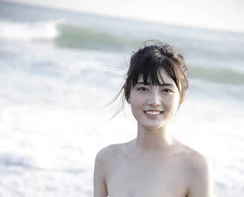 注目の若手女優・水谷果穂、バンドゥビキニで初水着解禁 現役女子高生“最後”のセーラー服姿も