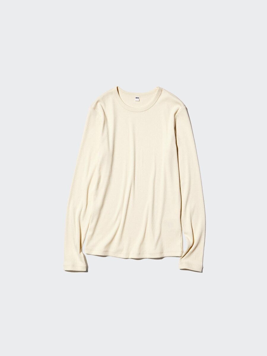 クリーム色の長袖リブTシャツが平置きで撮影されている クリーム色の長袖リブTシャツが平置きで撮影されている