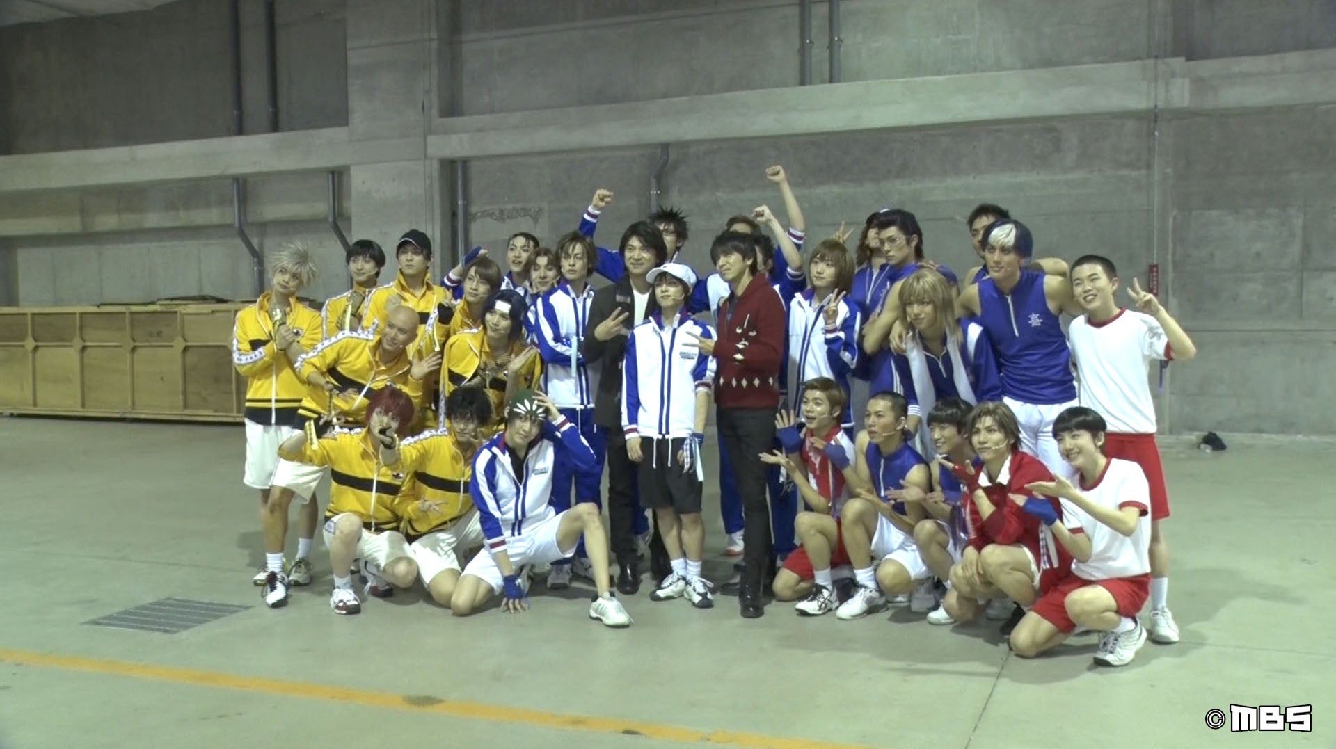 ミュージカル『テニスの王子様』原作者の許斐剛氏やキャスト陣との集合写真（提供写真）