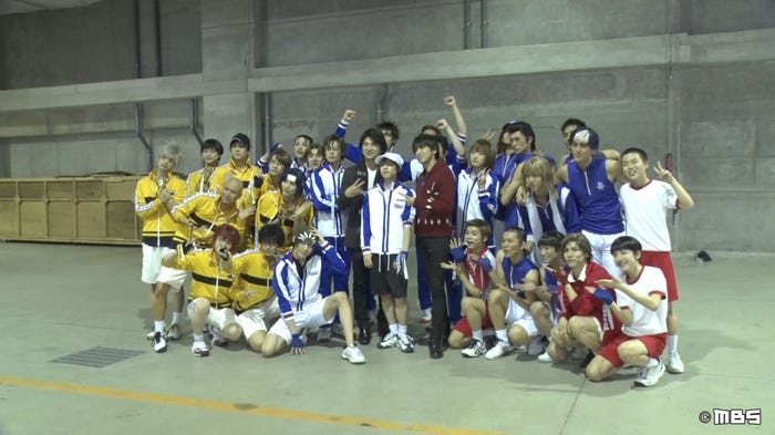 ミュージカル『テニスの王子様』原作者の許斐剛氏やキャスト陣との集合写真(提供写真)