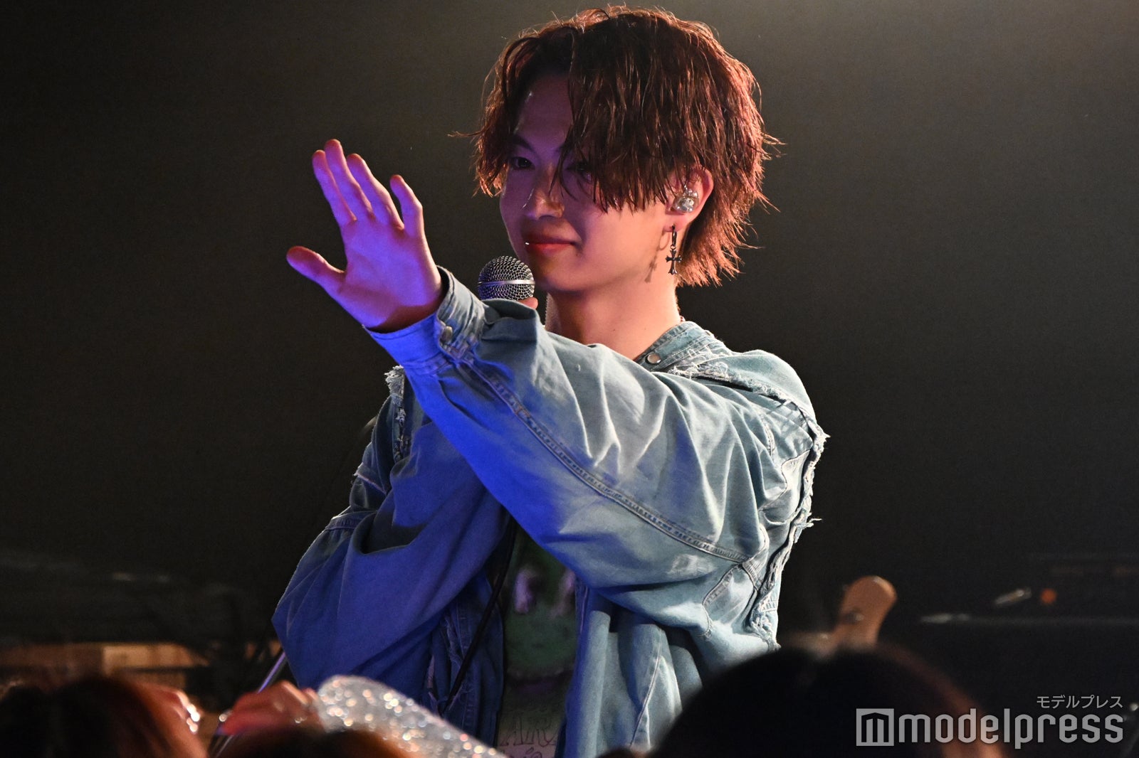 ファンに手を振る綱啓永（C）モデルプレス