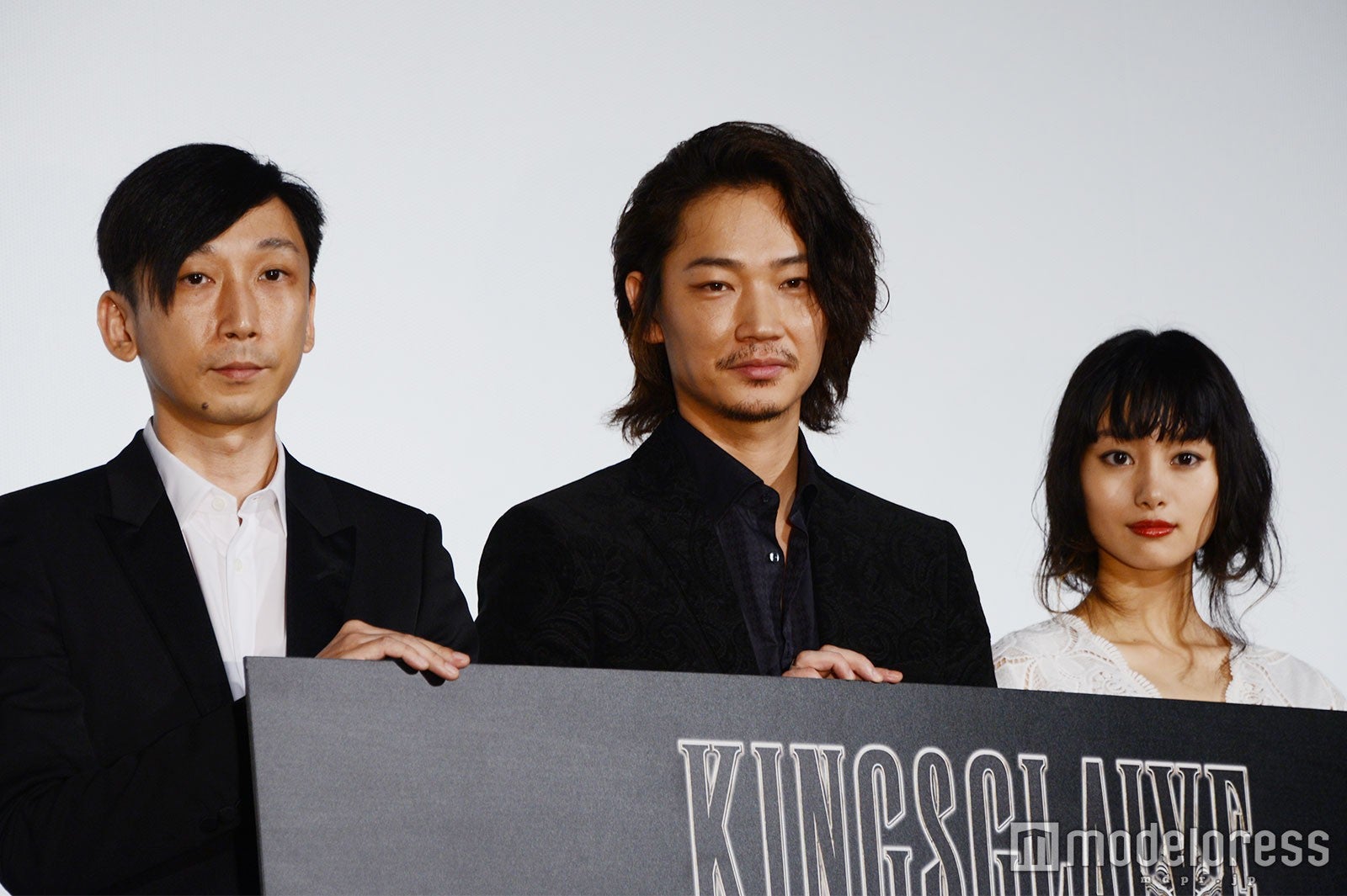 （左から）野末武志監督、綾野剛、忽那汐里（C）モデルプレス