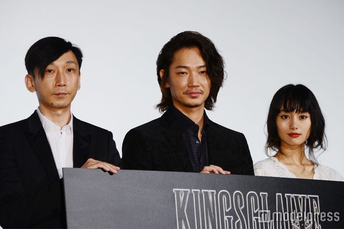 (左から)野末武志監督、綾野剛、忽那汐里(C)モデルプレス