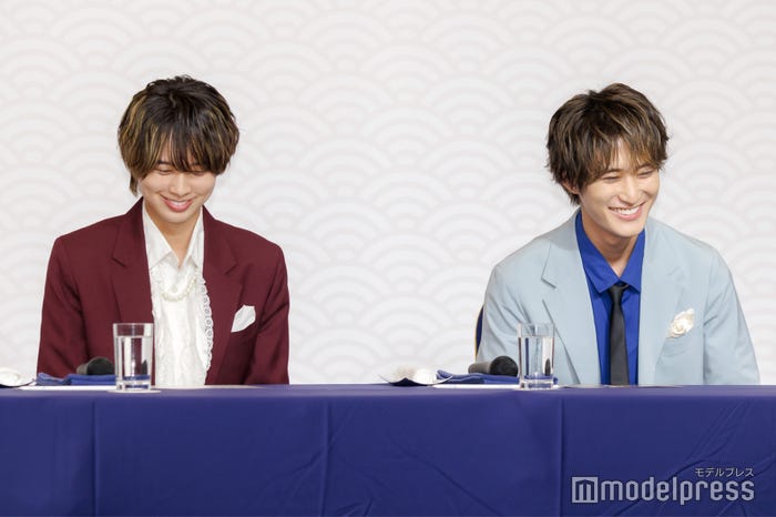 ほぼ同じ角度で笑う井上瑞稀、橋本涼(C)モデルプレス