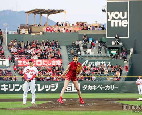 栗山千明、美脚全開の初始球式「ノーバンで投げたかった」