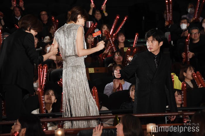 フォトセッション後、米倉涼子に手を差し伸べる田中圭(C)モデルプレス