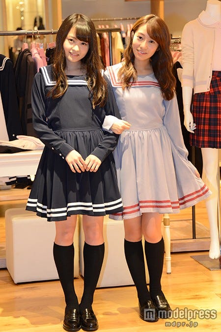 乃木坂46(左から)伊藤万理華、桜井玲香