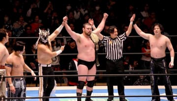 ウルフ無敗“4連勝” 場外乱闘＆妨害にも一歩も引かず 「聖地で試合ができることを誇りに思う」