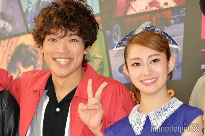 桜井玲香(右)に笑われるという原嘉孝(左)/(C)モデルプレス