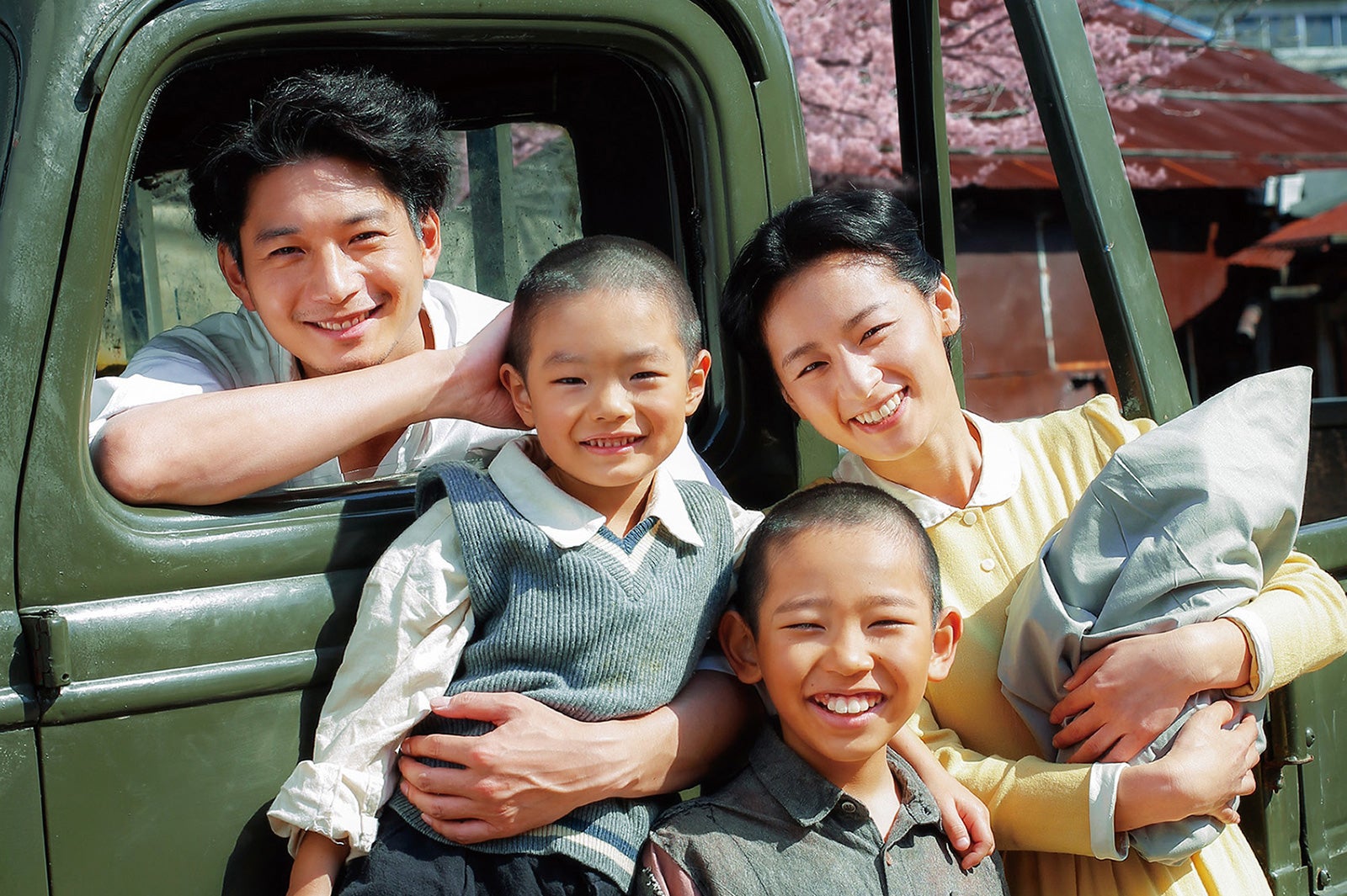 向井理＆尾野真千子（C）2017「いつまた、君と ～何日君再来～」製作委員会