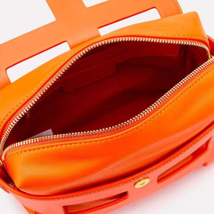 ケージスリングバッグ「CHARLES & KEITH」5,670円(税込)/画像提供:CHARLES & KEITH OFFICIAL ONLINE STORE