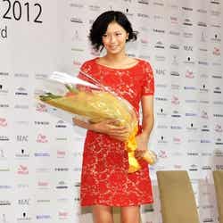 ミニドレスで美脚を披露した榮倉奈々