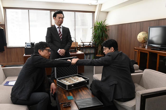 勝村政信、向井理ほか「ダブルチート 偽りの警官 Season1」第1話より(C)テレビ東京 WOWOW