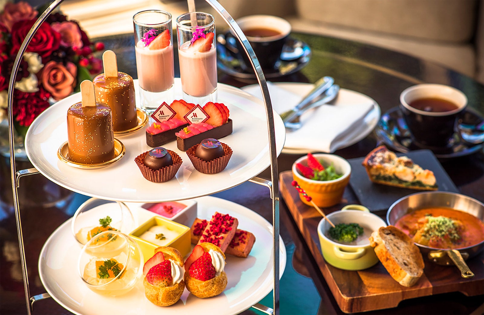ストロベリー ショコラ アフタヌーンティー　イメージ（2名様分）／画像提供：森トラスト・ホテルズ＆リゾーツ株式会社