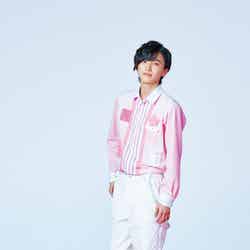 ＜道枝駿佑（みちえだ・しゅんすけ）プロフィール＞2002年7月25日生まれ、大阪府出身。2014年11月23日にジャニーズ事務所に入所。2017年、日本テレビ系ドラマ「母になる」でドラマ初出演。同年8月に公開された「関西ジャニーズJr.のお笑いスター誕生！」でスクリーンデビューを果たす。2021年3月から4月にかけて上演された「Romeo and Juliet　－ロミオとジュリエット－」にてロミオ役で舞台単独初主演。同年11月12日になにわ男子のメンバーとして1stシングル「初心LOVE（うぶらぶ）」でCDデビュー。