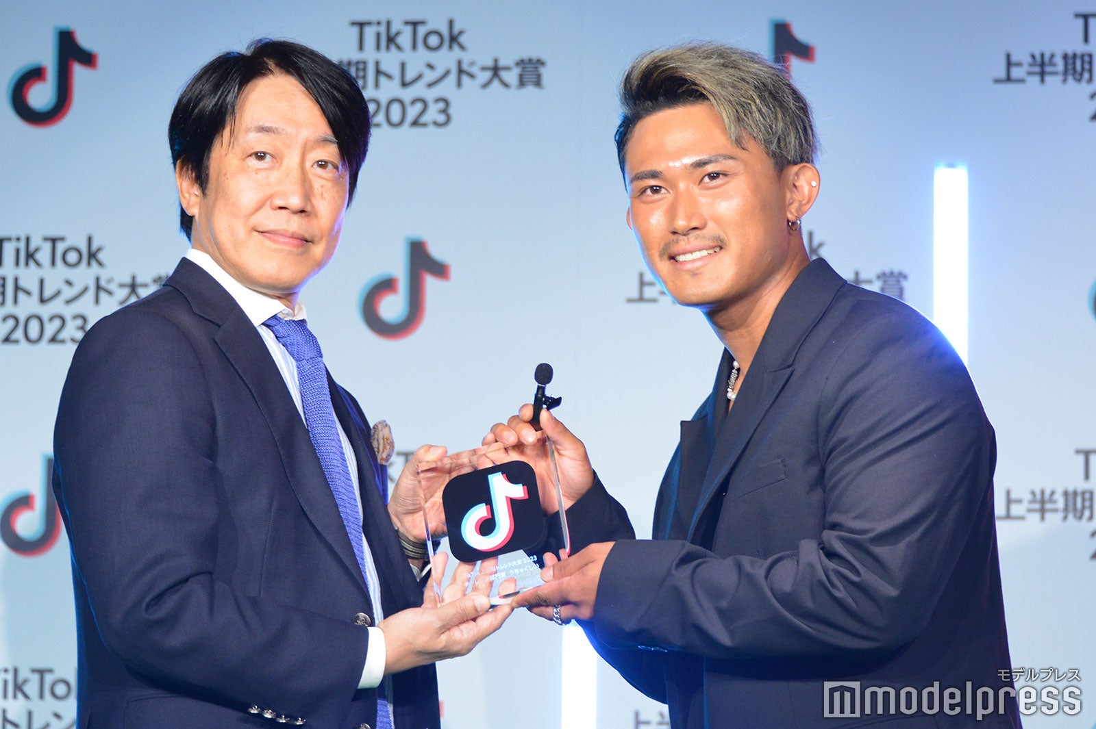 トロフィーを受け取るSHIGE（C）モデルプレス