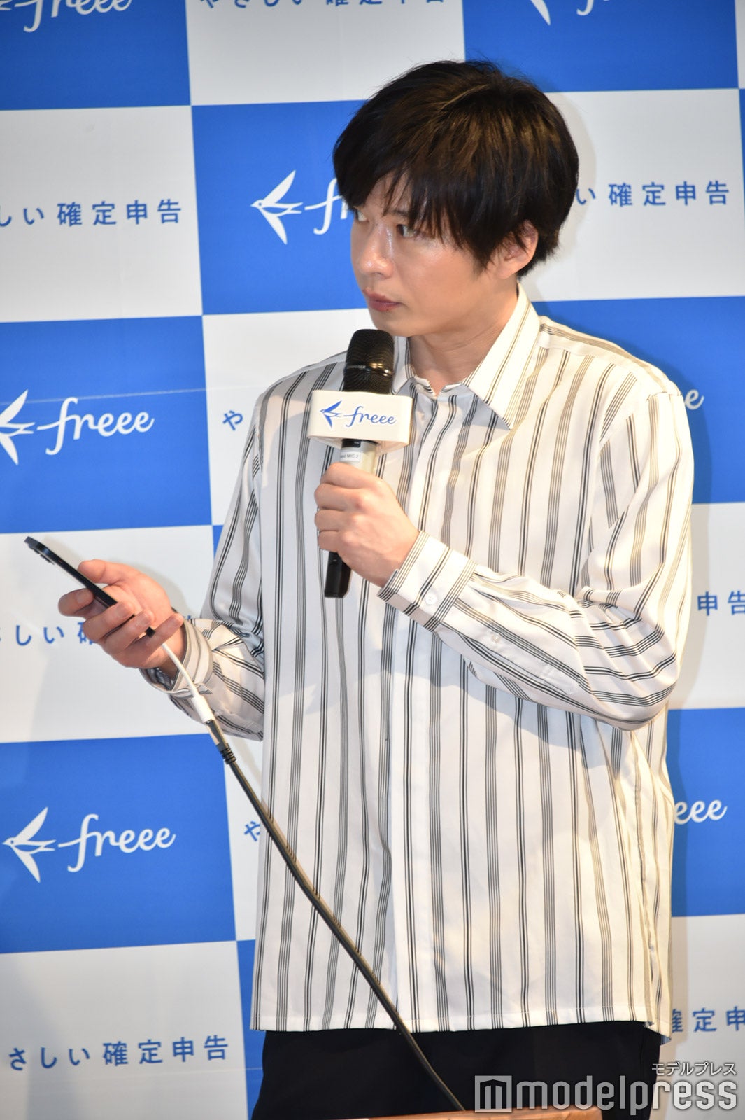 アプリを試す田中圭（C）モデルプレス