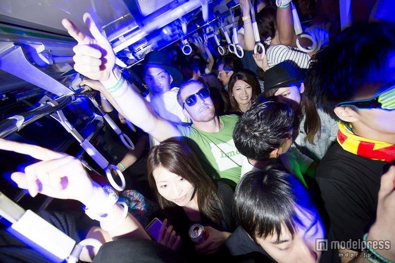 盛り上がる車内