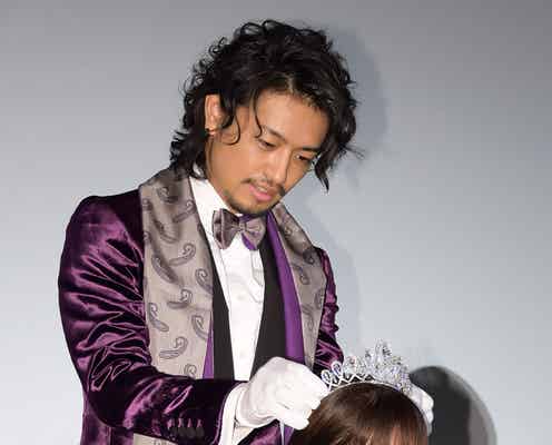 綾瀬はるか、斎藤工から“3億円”ティアラ戴冠でハニカミ「工くんの緊張が伝わってきます」