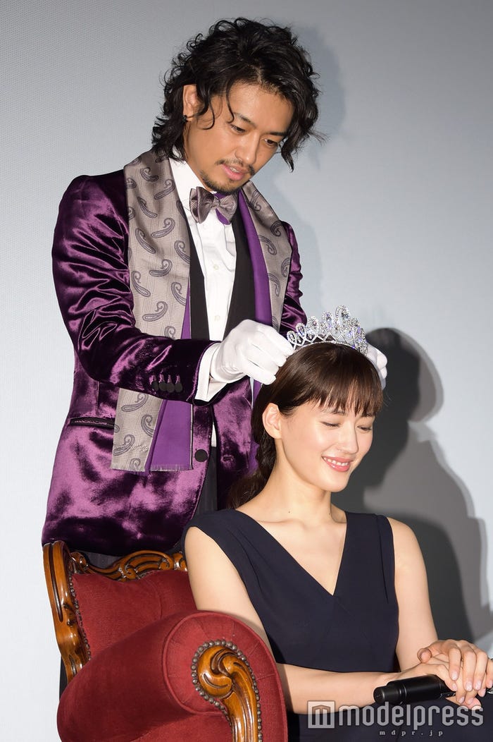 綾瀬はるか、斎藤工から“3億円”ティアラ戴冠でハニカミ「工くんの緊張が伝わってきます」（C）モデルプレス