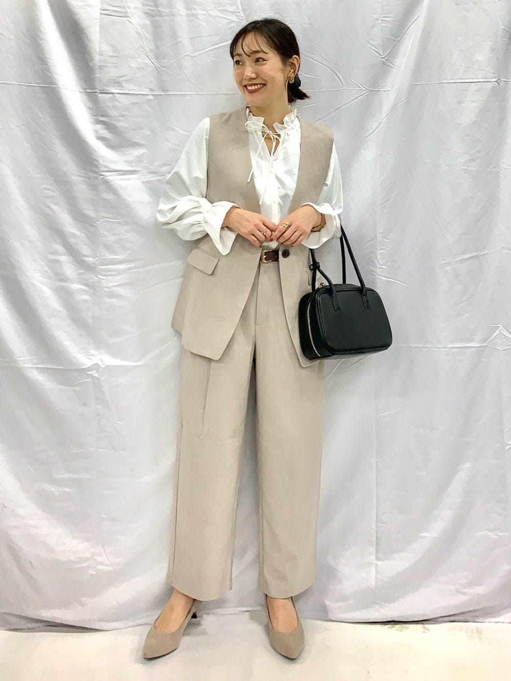 きれいめベストはセミフォーマルコーデにも最適　出典：StyleHint