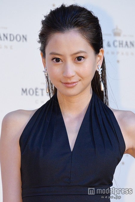 河北麻友子、エレガントなブラックドレスで大人の色気　初めて飲んだお酒を明かす