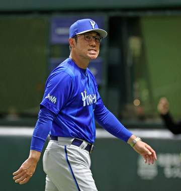DeNA・相川監督 ソフトバンク・小久保監督を祝福 胴上げ後に本塁付近で握手 言葉かけられ頭を下げる 4連敗終戦で下克上日本一の夢散る