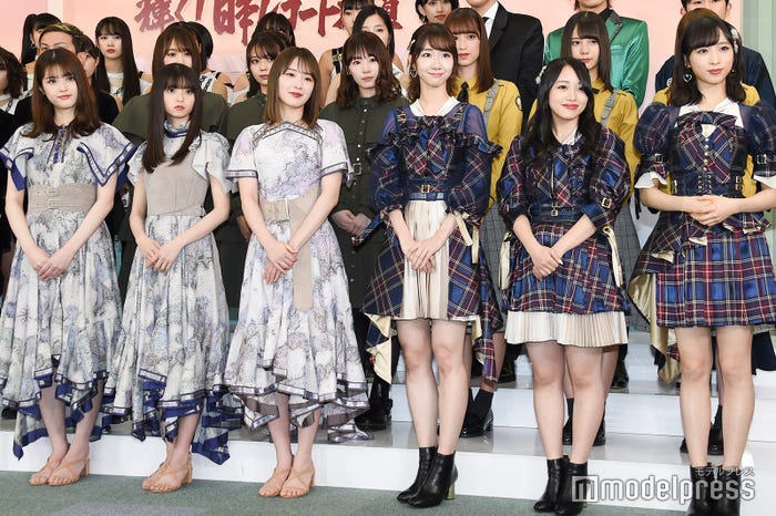 記者の質問を聞く(前列)乃木坂46、AKB48(後列)欅坂46、日向坂46 (C)モデルプレス